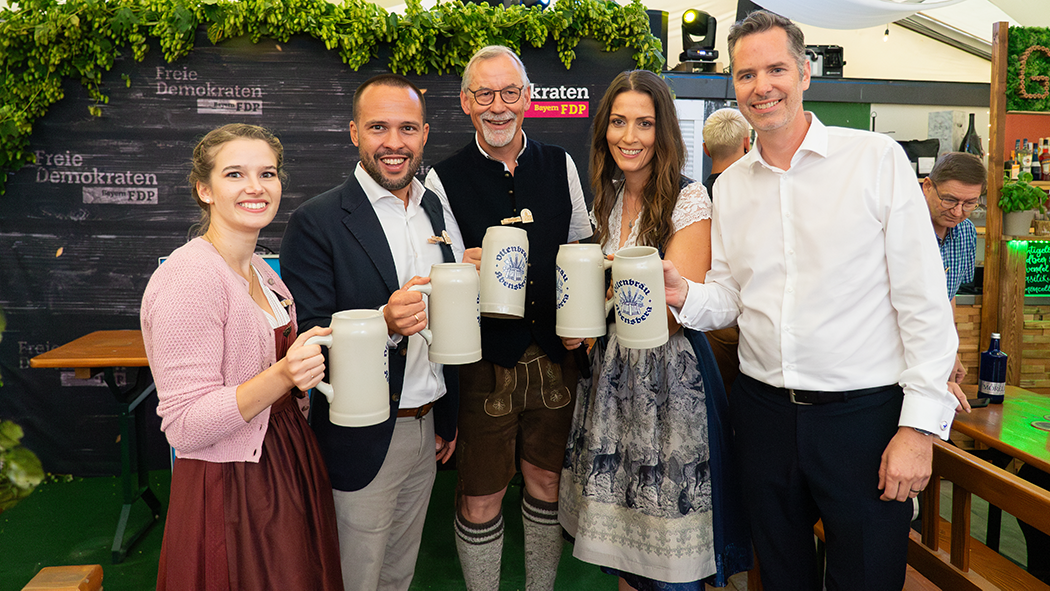 Der Politische Gillamoos der Liberalen [v.l.n.r.: Evi Keil (Kreisvorsitzende der FDP Kelheim), Martin Hagen (Landesvorsitzender der FDP Bayern), Dr. Heinz Kroiss (Zweiter Bürgermeister der Stadt Abensberg), Nicole Bauer MdB (Präsidiumsmitglied der FDP Bayern und Bezirksvorsitzende der FDP Niederbayern), Christian Dürr MdB (Präsidiumsmitglied der FDP und Vorsitzender der Fraktion der Freien Demokraten im Deutschen Bundestag)] Foto: Phil Achter.